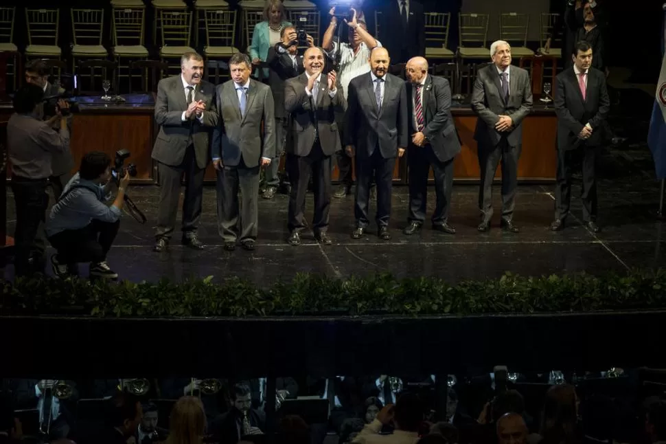 SOBRE EL ESCENARIO. Manzur aplaude, mientras observa los palcos repletos del teatro San Martín. Antes, había agradecido a los representantes de los demás estados miembro por su visita. la gaceta / foto de jorge olmos sgrosso