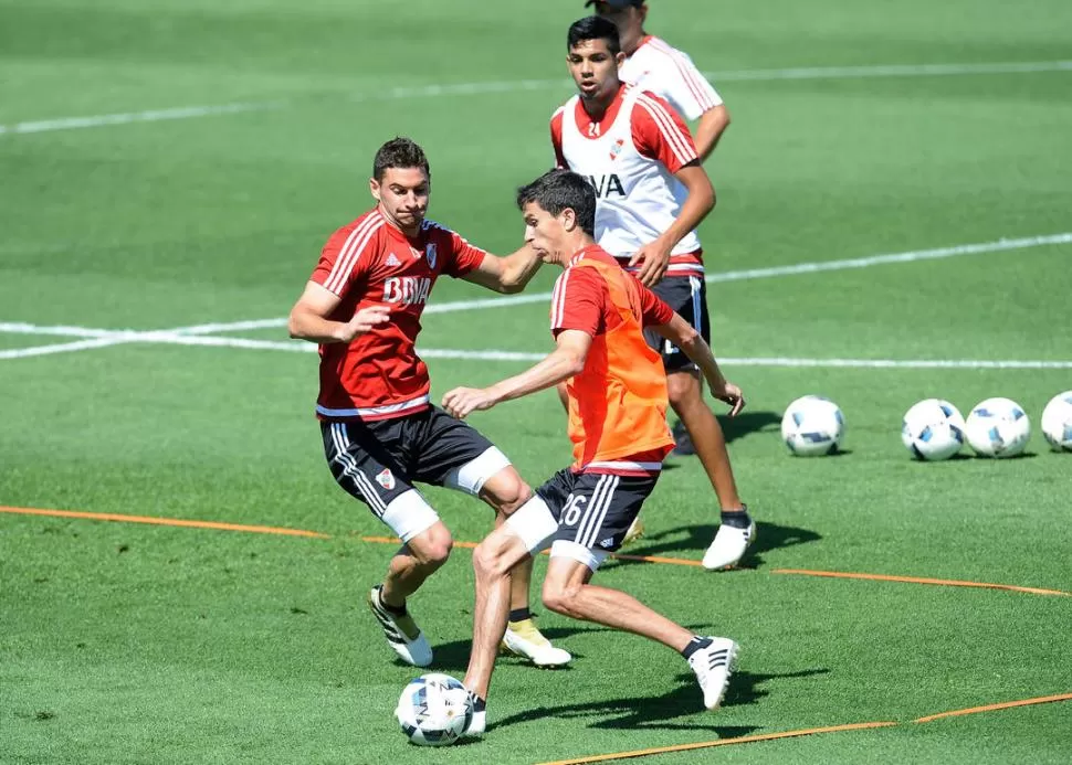 POSTALES. Arriba, lleva la pelota “Nacho” Fernández, quien no se la jugó y dijo que ambos partidos son importantes. Abajo, Sebastián Pérez y Tobio en acción. fotos telam