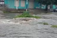 La lluvia anegó calles de la capital y de Yerba Buena