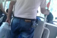 Otro hombre armado en la vía pública: lo fotografiaron en un colectivo