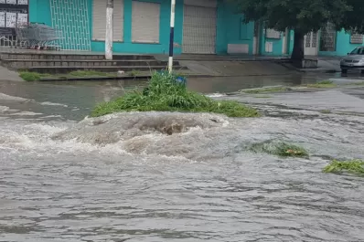 La lluvia anegó calles de la capital y de Yerba Buena