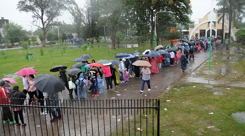 LA REDUCCIÓN. En la entrada de la iglesia se formó una larga fila de peregrinos. FOTO DE FRANCO VERA. 