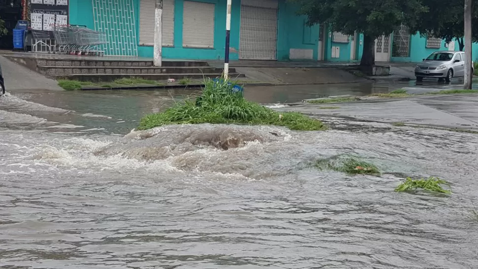 UN RÍO. El cruce de avenida Siria y Bolivia es imposible cuando llueve. FOTO ENVIADA POR UN LECTOR