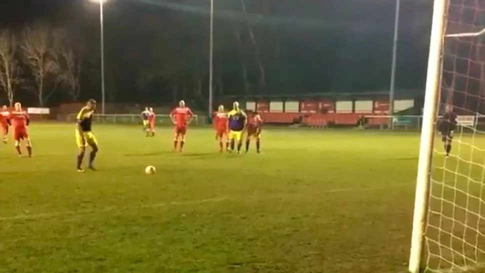 Fingió atarse los cordones para convertir un penal y ahora hace furor