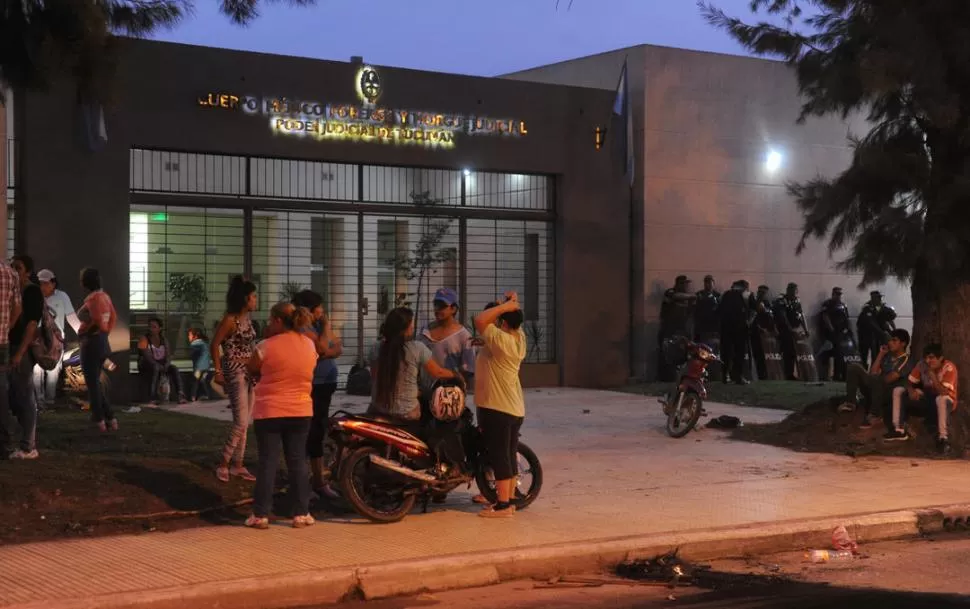 TENSA ESPERA. Los familiares de Maldonado hacían guardia en la Morgue. la gaceta / foto de Antonio Ferroni