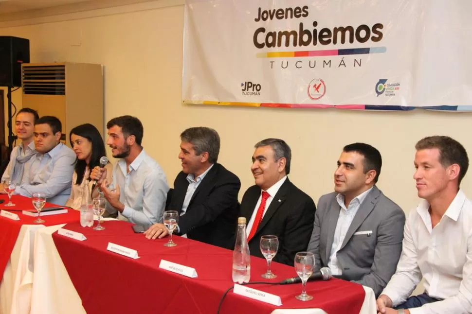 PISAR FUERTE EN 2017. Pérez y Robledo exhortaron a militar en la calle.  