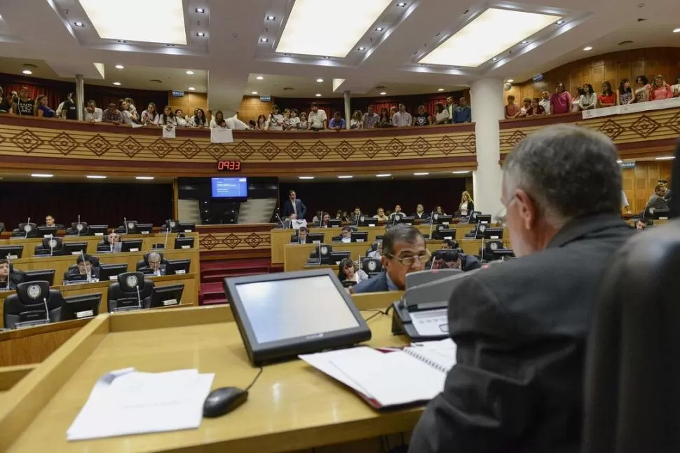 OFICIALISTAS. Osvaldo Jaldo, desde el estrado, dialoga con Ramón Cano, presidente del bloque Tucumán Crece. prensa legislatura