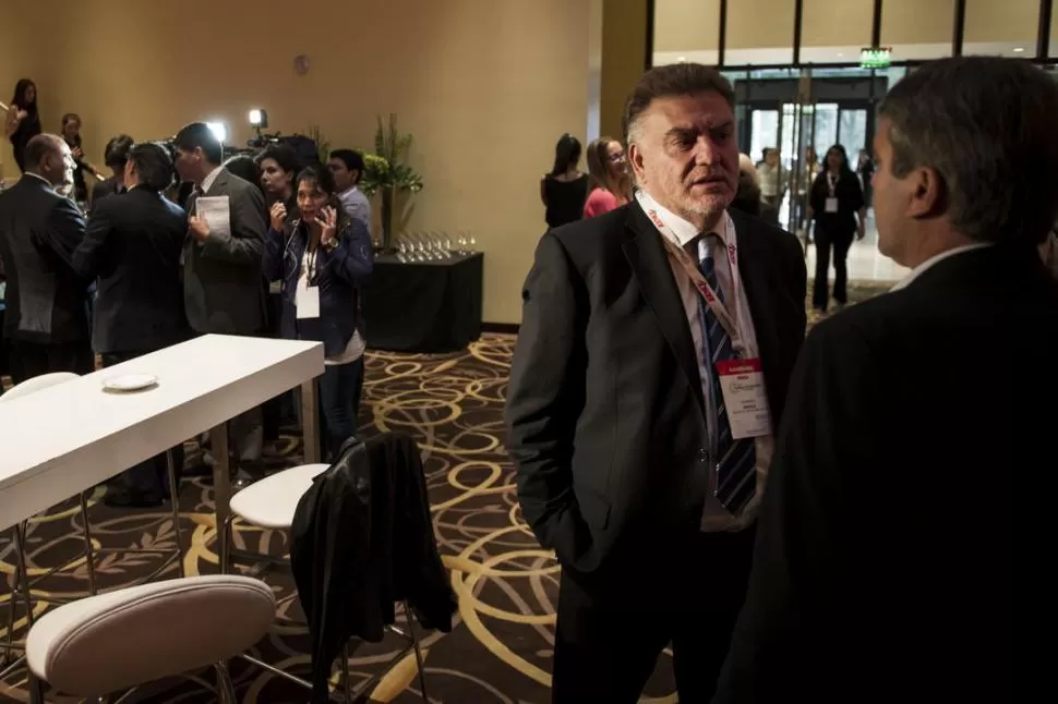 EN EL MISMO ÁMBITO. Manzur (en segundo plano, en conferencia de prensa) y Cano y Amaya coincidieron ayer en el Coloquio Energético Tucumán. la gaceta / foto de jorge olmos sgrosso