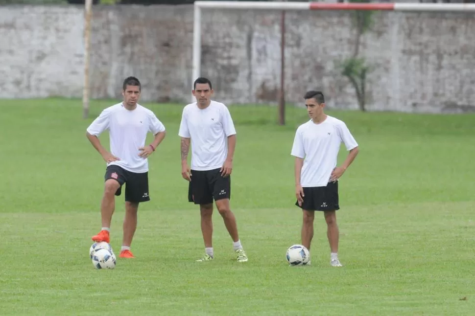 LA OPORTUNIDAD QUE ESPERABA. “Vítín” Rodríguez -en la foto a la derecha, junto a Serrano- será titular contra Flandria. la gaceta / foto de Analía Jaramillo