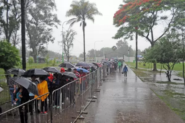 La lluvia aguó el negocio de los puesteros, pero no pudo con la fe