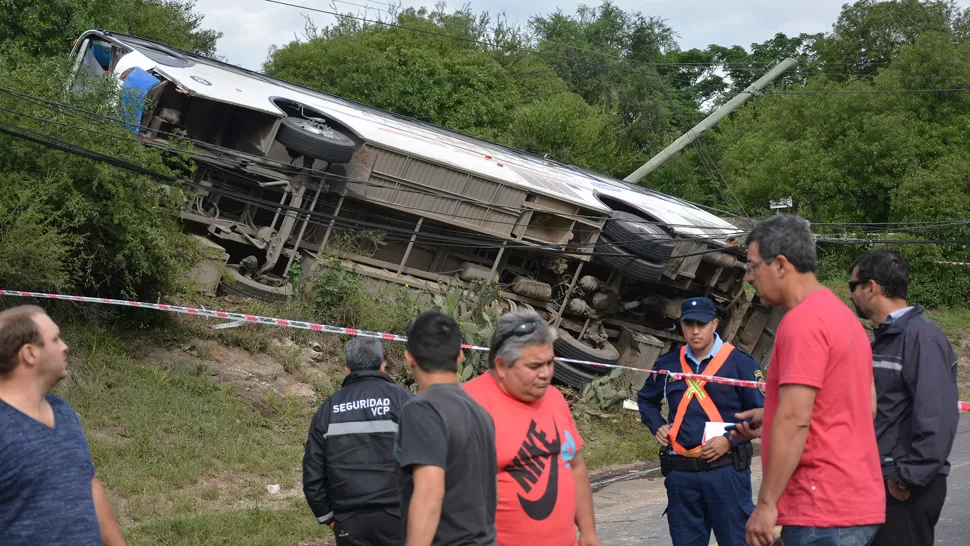 PUDO SER UNA TRAGEDIA. El colectivo terminó volcado a la vera de la ruta que lleva a Carlos Paz. TELAM