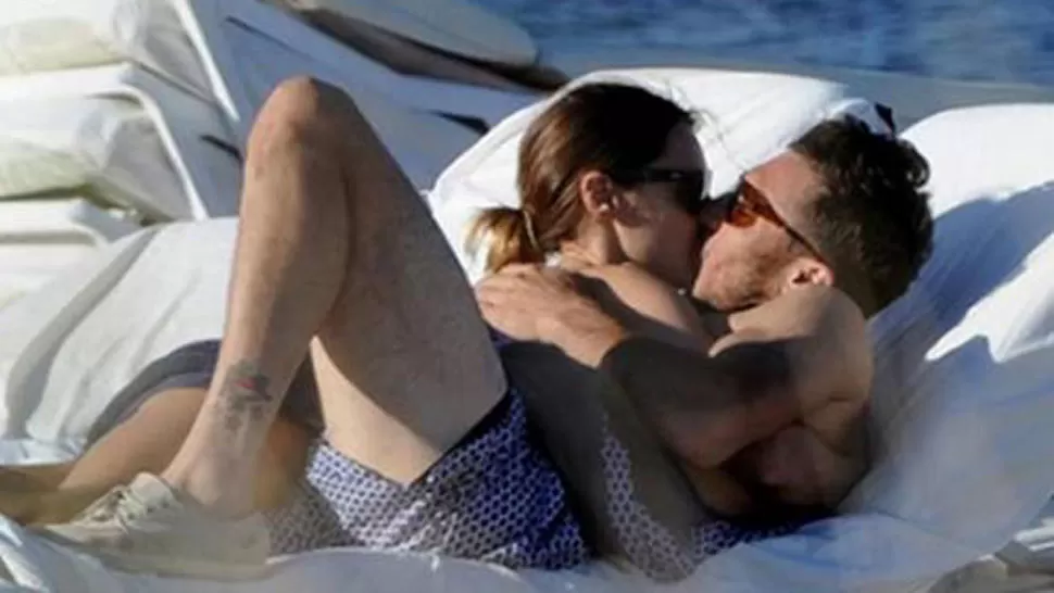 A LOS BESOS. Pampita y Mónaco, durante una escapa. FOTO TOMADA DE CLARIN.COM