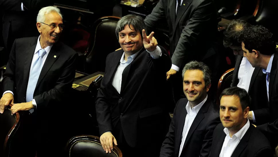 MÁXIMO KIRCHNER. El diputado, en el Congreso; lo rodean Recalde, Larroque y Cabandié. FOTO TOMADA DE CADENA3.COM