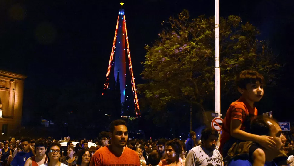 EN NUEVA CÓRDOBA. El árbol de Navidad fue montado sobre el Faro del Bicentenario, en la zona del Parque Sarmiento. TÉLAM