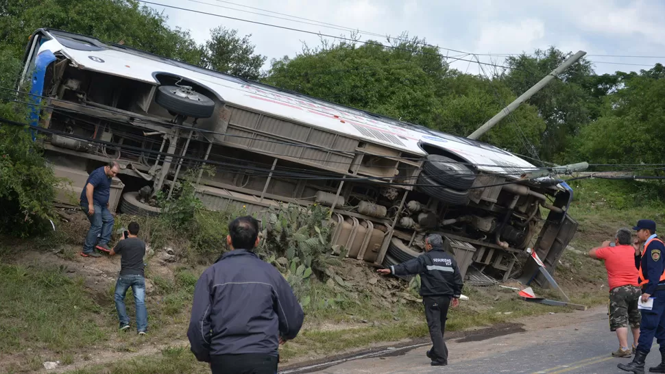 SIN FRENOS. Las hipótesis apuntan a que una falla mecánica provocó el despiste del colectivo. TÉLAM