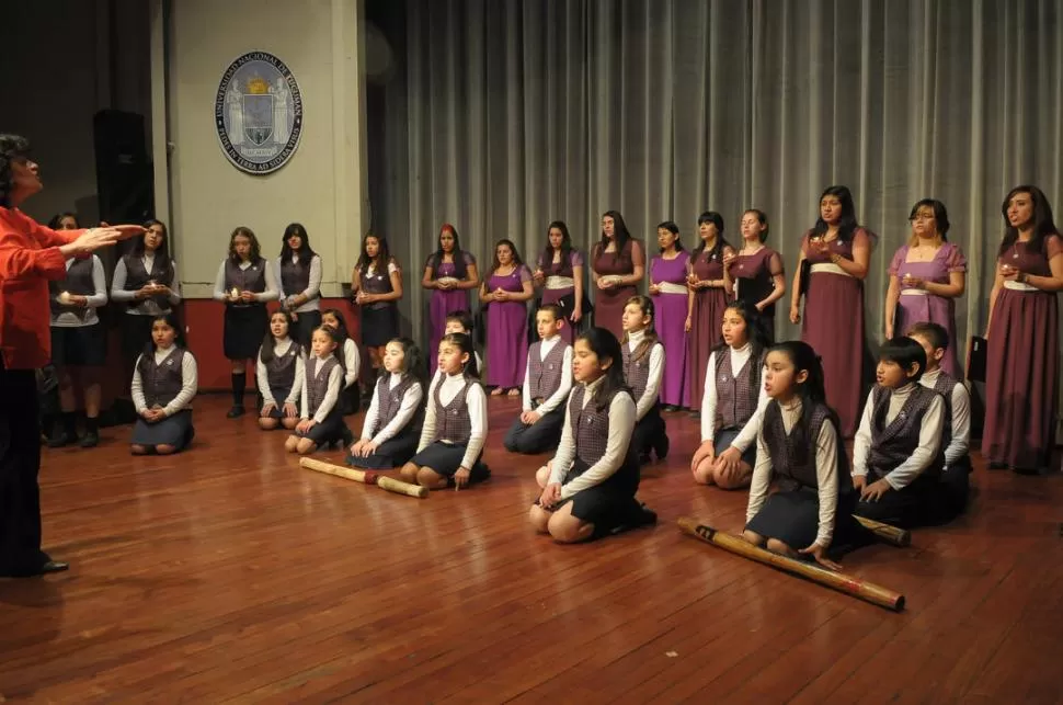 UNA SOLA VOZ. La profesora Miriam Gómez, al frente del Coro Juvenil. LA GACETA  / ANTONIO FERRONI (ARCHIVO)