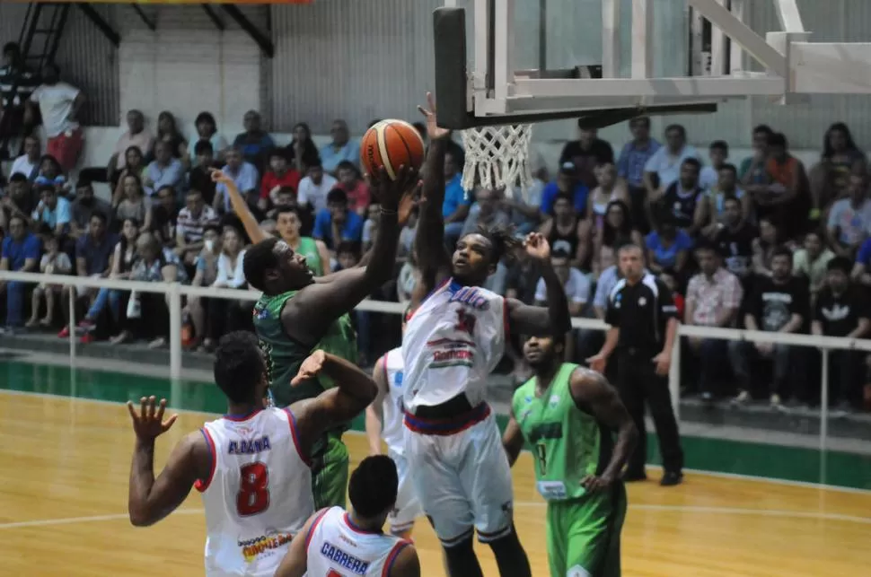 FUNDAMENTAL. Otra vez Brown fue el jugador desequilibrante para el “Verde”.  la gaceta / foto de Osvaldo Ripoll (archivo)