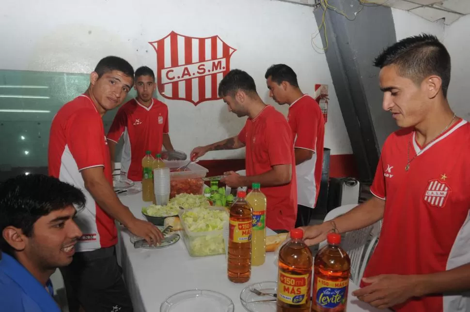 DISTENDIDOS. El juvenil Mariano Lobo, César Abregú, Nicolás Casola, Rolando Serrano, Oscar Mamaní y Víctor Rodríguez aparecen durante el almuerzo que el plantel de San Martín compartió antes de viajar. la gaceta / foto de Antonio Ferroni