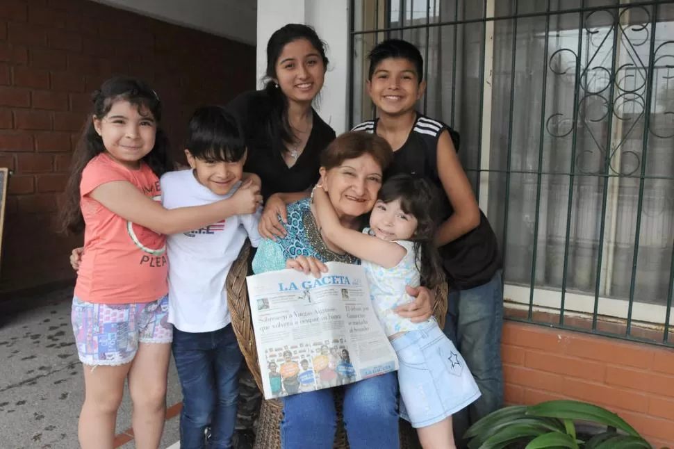 EN FAMILIA. Victoria, Franco, Rocío, Lucas y Delfina celebraron con la abuela Eufemia el premio de $ 300.000. LA GACETA  / FOTOS DE ANALÍA JARAMILLO.-