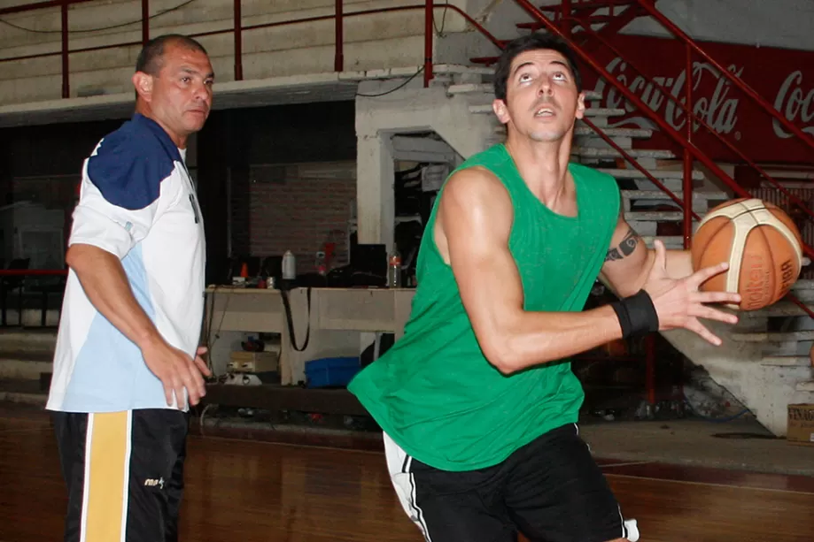 Pablo Walter y su entrenador, Mario Vildoza, de un Talleres que continúa a paso firme en el TFB.
FOTO DE ARCHIVO