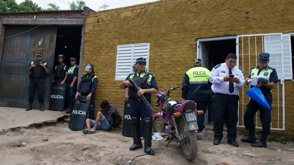 ALLANAMIENTO. LA GACETA/ DIEGO ARÁOZ