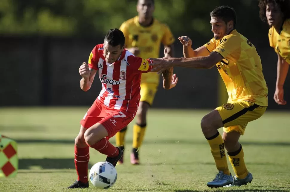 CUMPLIÓ. Leonardo Acosta fue una amenaza constante para la defensa de Flandria. Buena tarea de “Wachiturro”. foto de matías napoli escalero (especial para la gaceta)