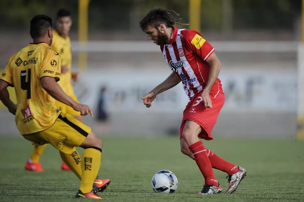 NUEVO ROL. Goicoechea se vistió de asistidor para entregarle el 2-0 a Lentini. FOTO DE MATÍAS NAPOLI ESCALERO (ESPECIAL PARA LA GACETA)