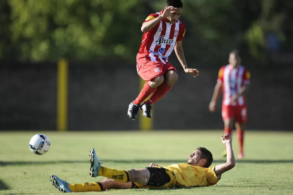 ACROBACIA. Víctor Rodríguez salta sobre la humanidad de Andrés Camacho que finalmente rechazará la pelota. foto de matías nápoli escalero (especial para la gaceta)