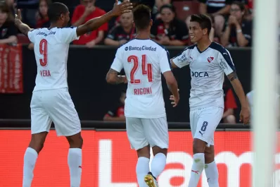 Independiente superó a Colón y sigue prendido