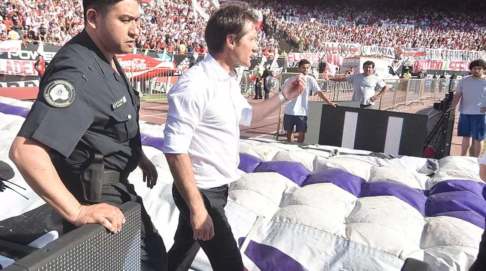 MOMENTO. Guillermo Barros Schelotto, en el inicio del superclásico. FOTO DE DYN.  