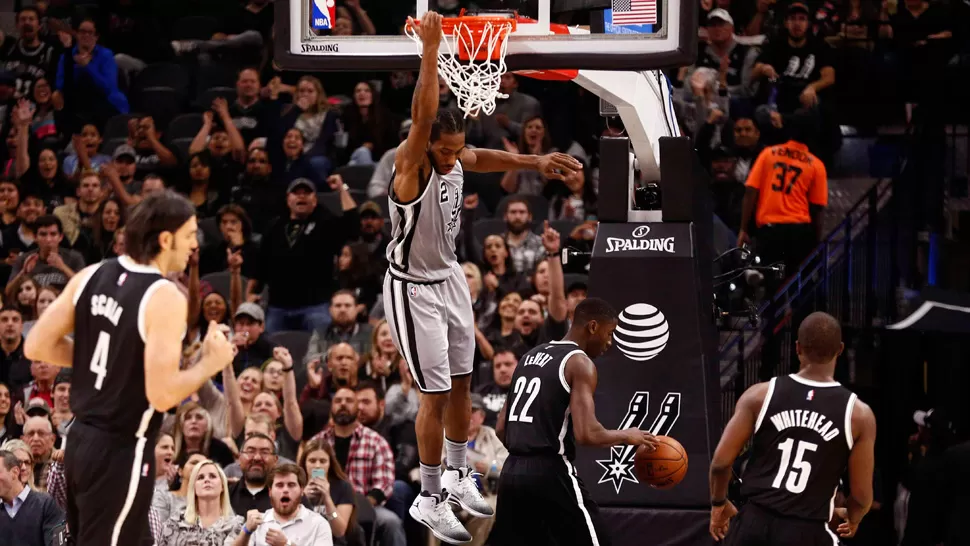 UNA PALIZA. Spurs es una máquina de ganar y arrolló a los Nets. REUTERS