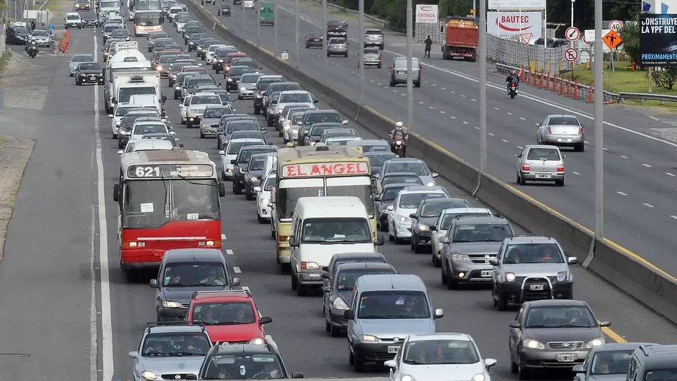 MUCHO TRÁNSITO. La Ruta 2 estuvo colmada de turistas que aprovecharon el fin de semana para visitar Mar del Plata. TELAM