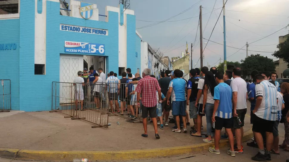 EXPECTATIVA. Los hinchas Decanos acudirán en masa al Monumental para despedir al equipo que hizo historia en Primera. ARCHIVO LA GACETA / FOTO DE ANTONIO FERRONI