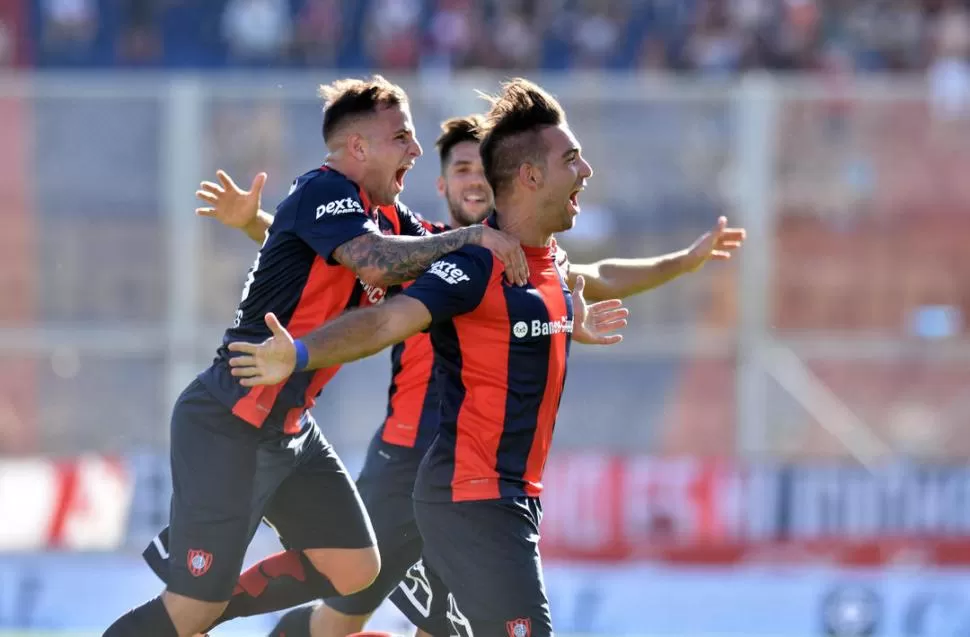 GOLEADOR. Martín Cauteruccio -derecha- celebra uno de los goles que le dieron la victoria a San Lorenzo frente a Unión.  Dyn