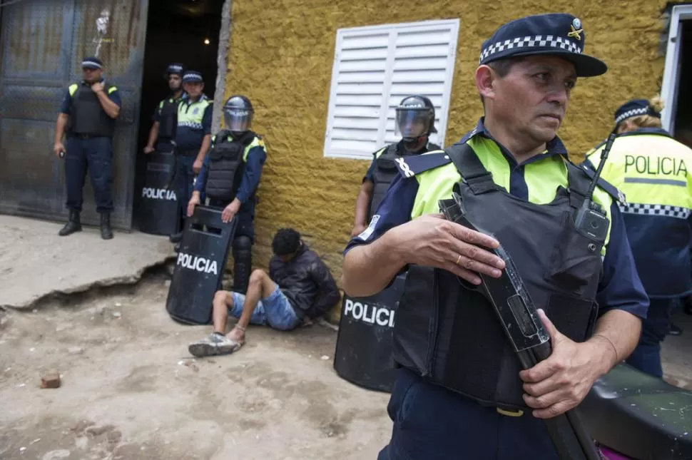 MASIVA PRESENCIA POLICIAL. Uniformados de varias áreas de la fuerza intervinieron en los operativos. la gaceta / foto de diego aráoz
