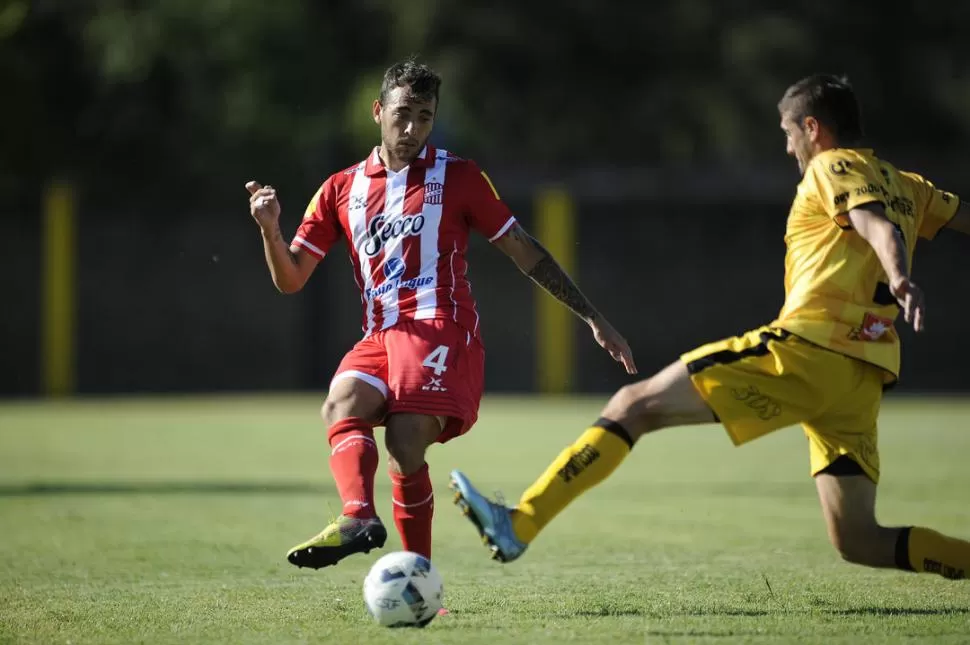 BUENA PRODUCCIÓN. Catalán jugó un muy buen partido ante Flandria. Aportó marca, un interesante ida y vuelta y estuvo lúcido en los metros finales del campo.  foto de MATIAS NAPOLI ESCALERO (especial para la gaceta)