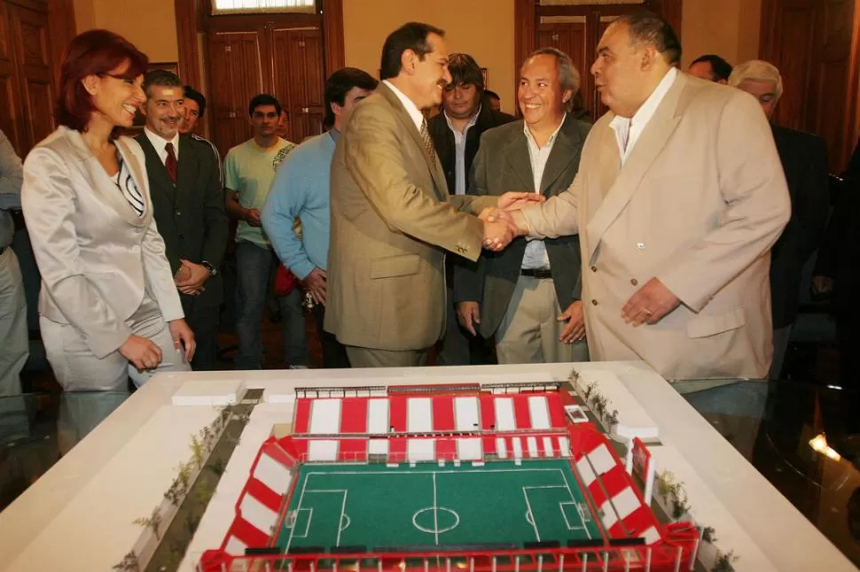 HISTÓRICO. Rivero, Alperovich y Ale en la presentación de la maqueta.  LA GACETA/FOTO DE JUAN PABLO SÁNCHEZ NOLI