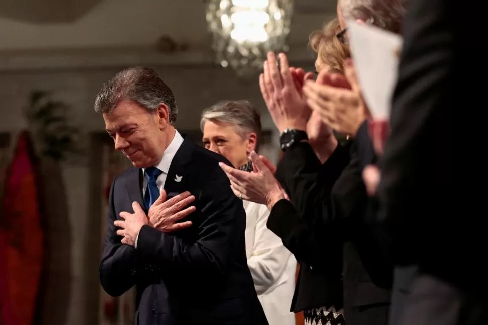 LA REVERENCIA. Así agradeció Santos el Nobel. Recibió una ovación. reuters