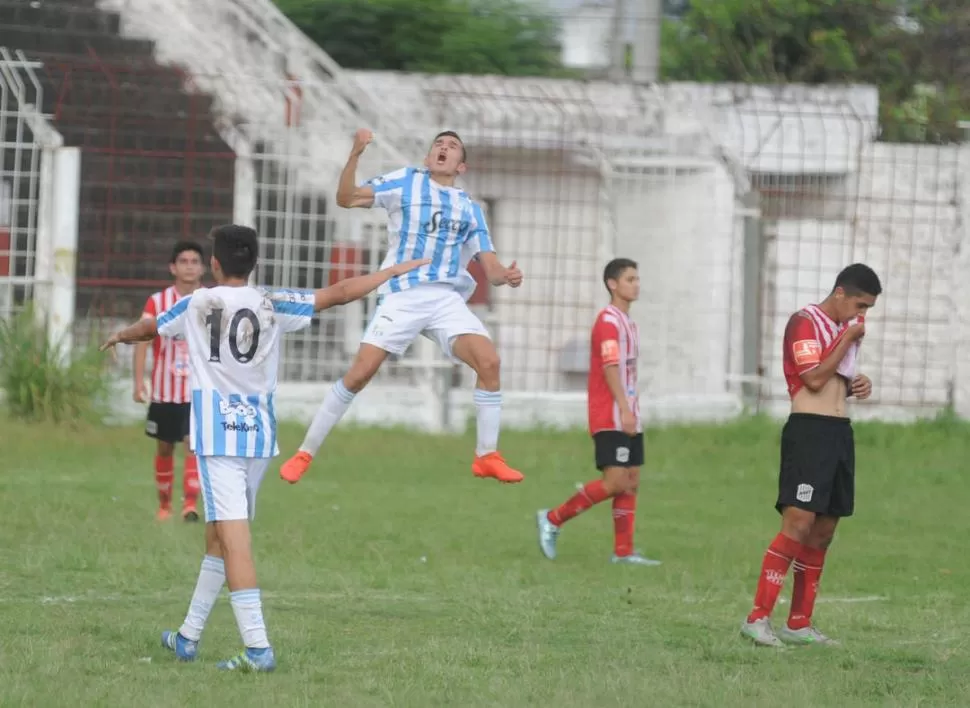 ASÍ SE FESTEJA. Andrés Kranevitter marcó un golazo, el tercero de Atlético. la gaceta / foto de Antonio Ferroni