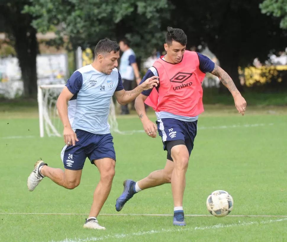 CON PODER DE FUEGO. Zampedri intenta superar a Mendoza en una práctica. Viene de hacer dos goles contra Godoy Cruz. LA GACETA / FOTO DE hector peralta (ARCHIVO)