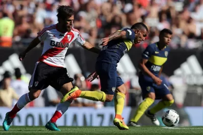 Tevez le dio la razón a los chinos: hizo dos goles y fue figura