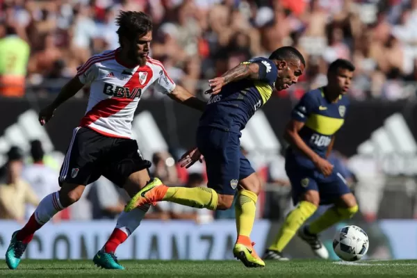 Tevez le dio la razón a los chinos: hizo dos goles y fue figura