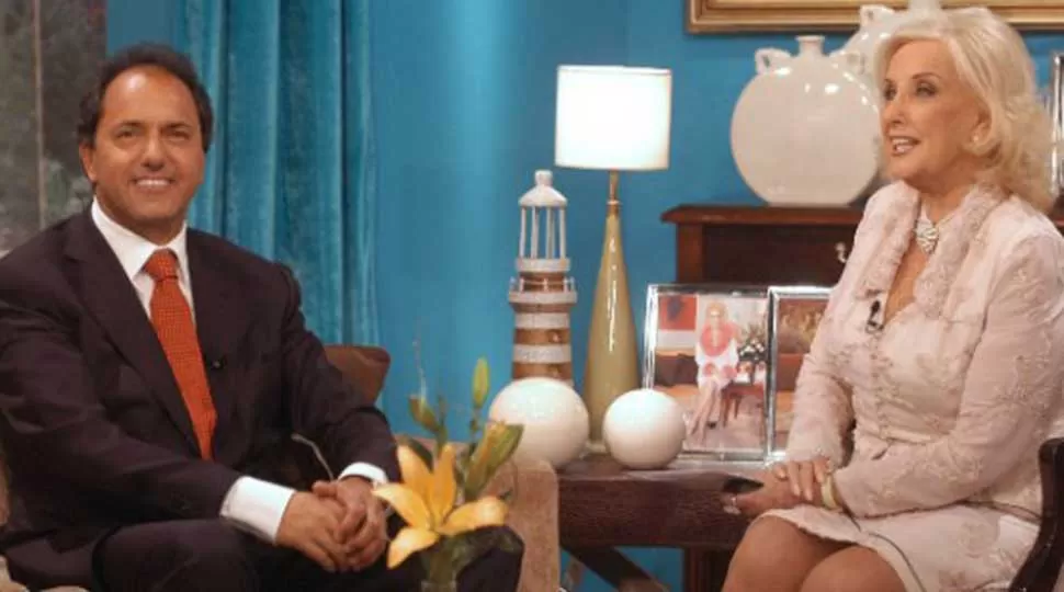 VISITA. Scioli, en uno de los programas de Mirtha Legrand. FOTO TOMADA DE DIARIOVELOZ.COM.