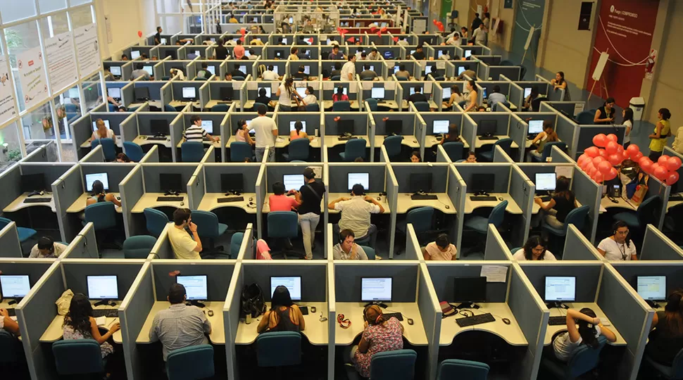 TAREAS. Sala de atención telefónica de una empresa radicada en Tucumán. ARCHIVO. 