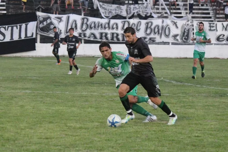 LA PELOTA, EL OBJETIVO. Raponi, de Concepción, deja en el camino a Montiglio. foto de dardo aguirre