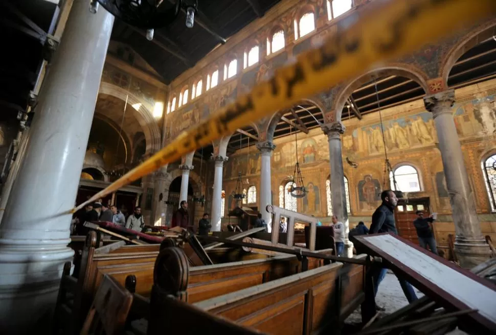 EN UN TEMPLO. Un artefacto explotó cerca de la catedral de San Marcos, sede del Patriarca de Alejandría. REUTERS