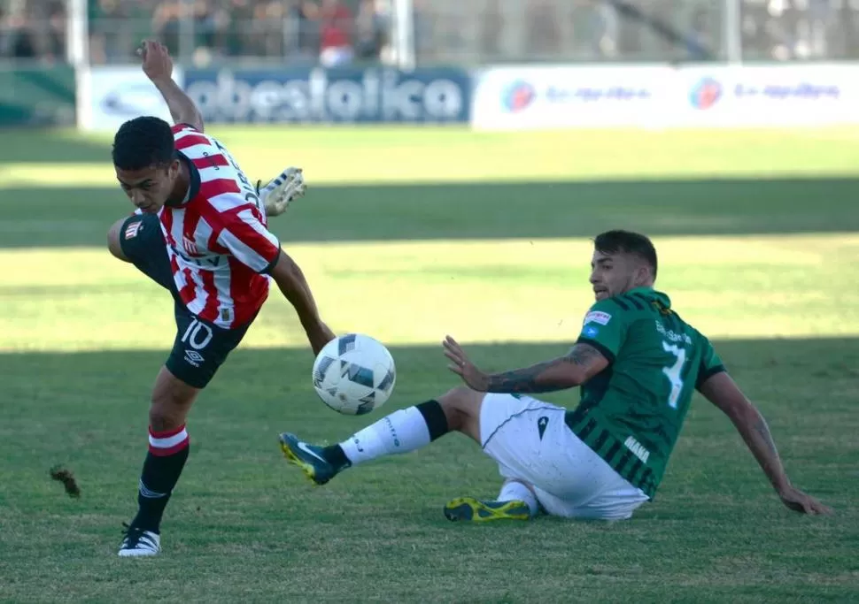 NO PUDO HACER MUCHO. Lucas Rodríguez, de Estudiantes, intenta superar a Mattia, de San Martín. El “Pincha” tropezó en San Juan y abandonó la punta. telam