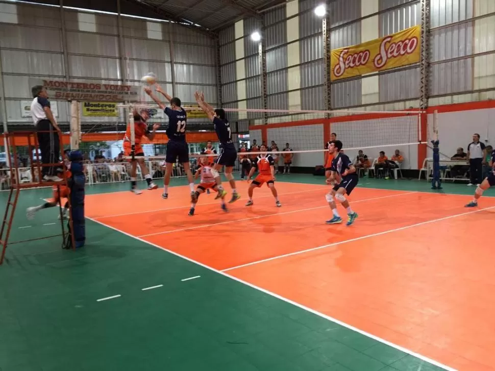 ATAQUE. La potencia ofensiva de Monteros Voley se encontró, en algunos pasajes, con el bloqueo de Tucumán de Gimnasia. foto de “michelín” andújar