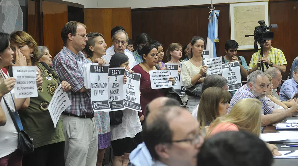 JORNADA. Reclamos en la sesión de hoy. FOTO DE HÉCTOR PERALTA. 