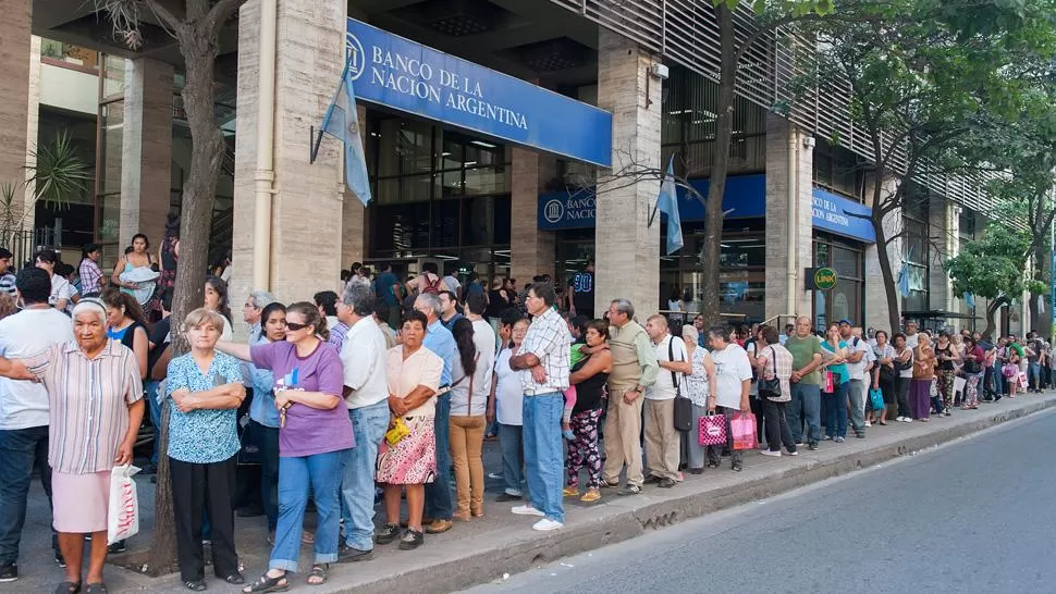 Armate de paciencia: hay largas colas en los principales bancos del microcentro